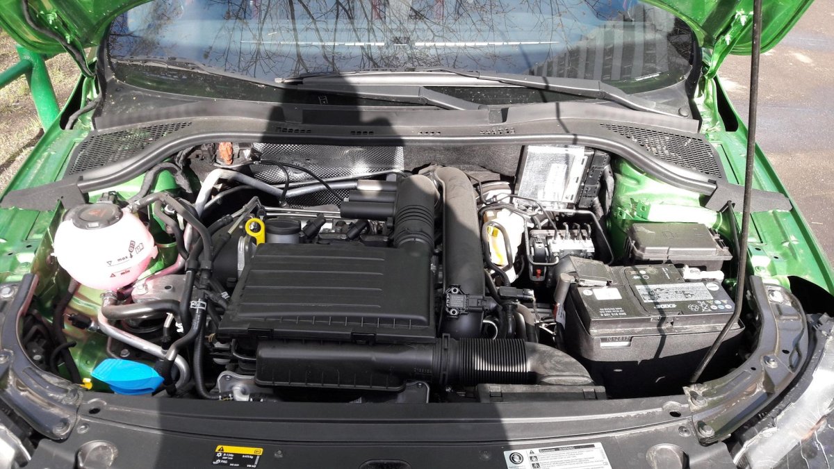 Шкода Рапид подкапотное 1.6