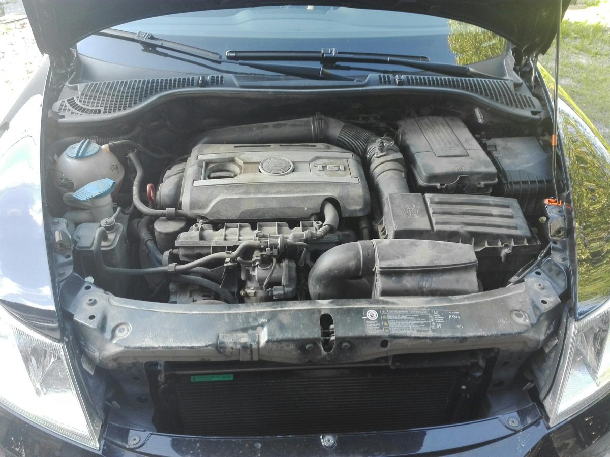 Шкода Октавия подкапотное пространство