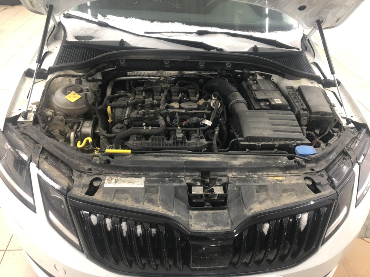 Шкода Октавия а7 1.8 подкапотное