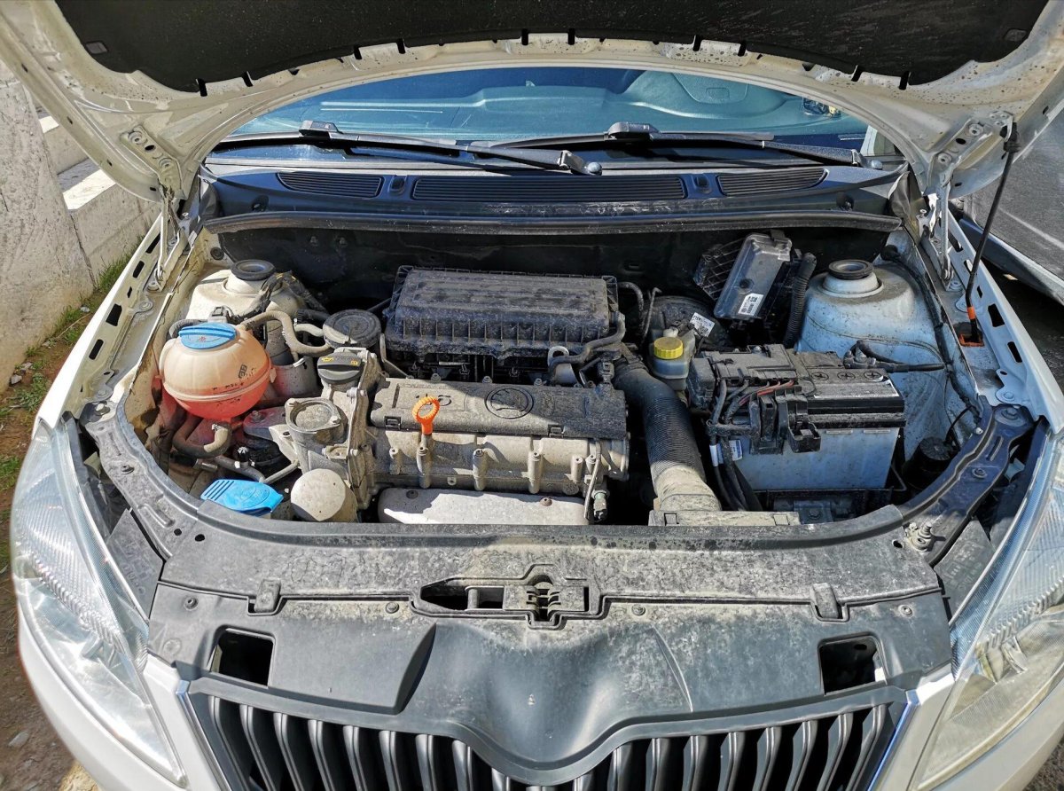 Подкапотка Шкода Фабия 1.2