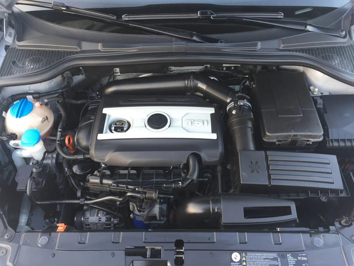 Шкода Йети подкапотное пространство