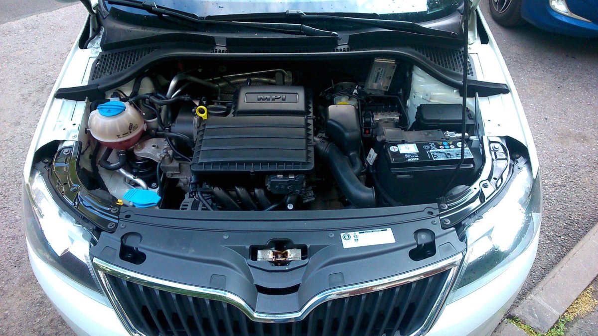 Шкода Рапид моторный отсек