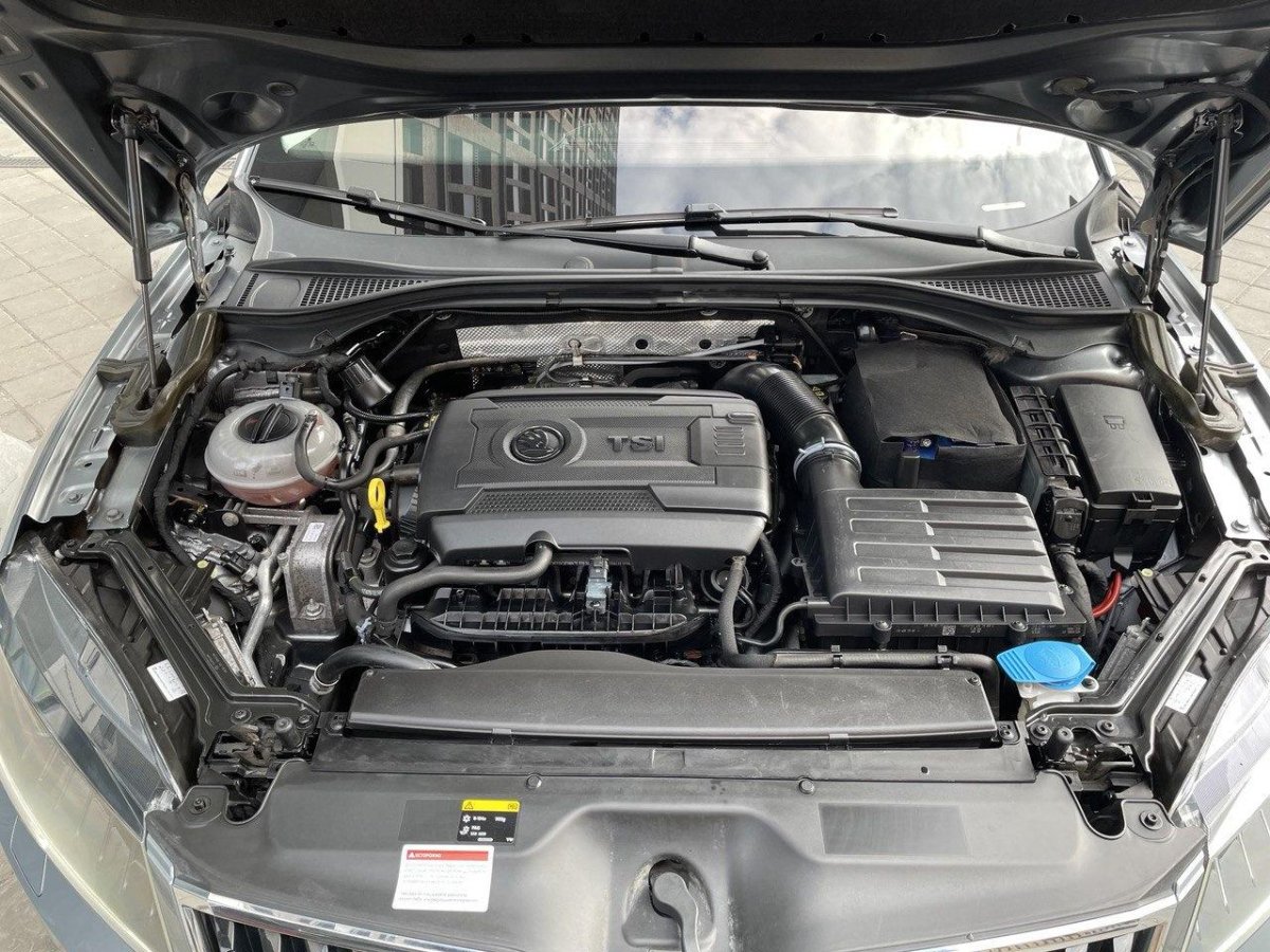 Подкапотное пространство Шкода Суперб