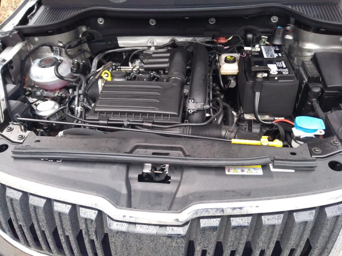 Шкода Рапид моторный отсек