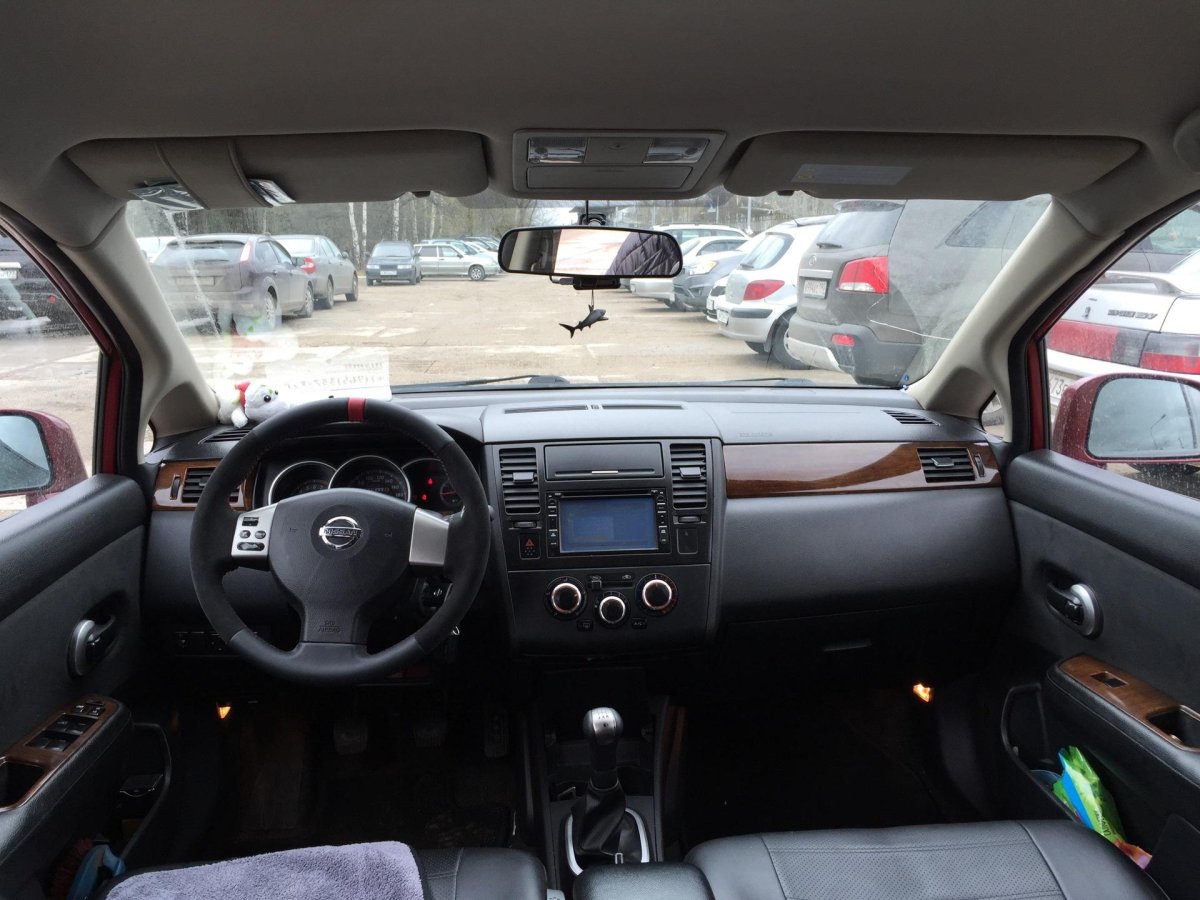 Nissan Tiida 2008 седан салон