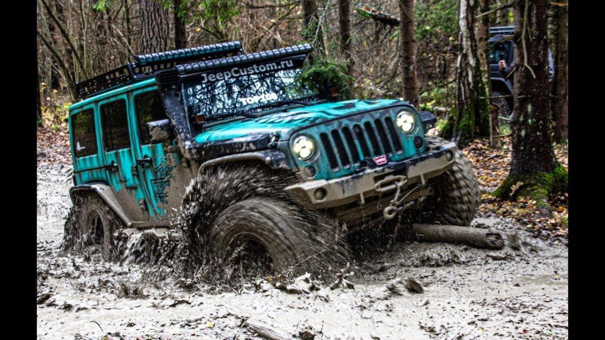 Джип Вранглер в грязи