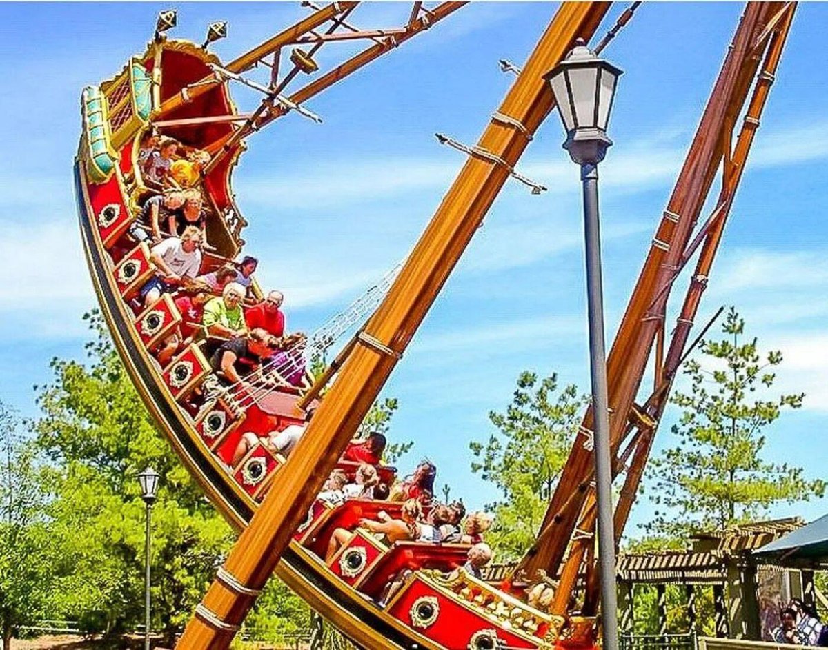 Аттракцион корабль в парке Горького