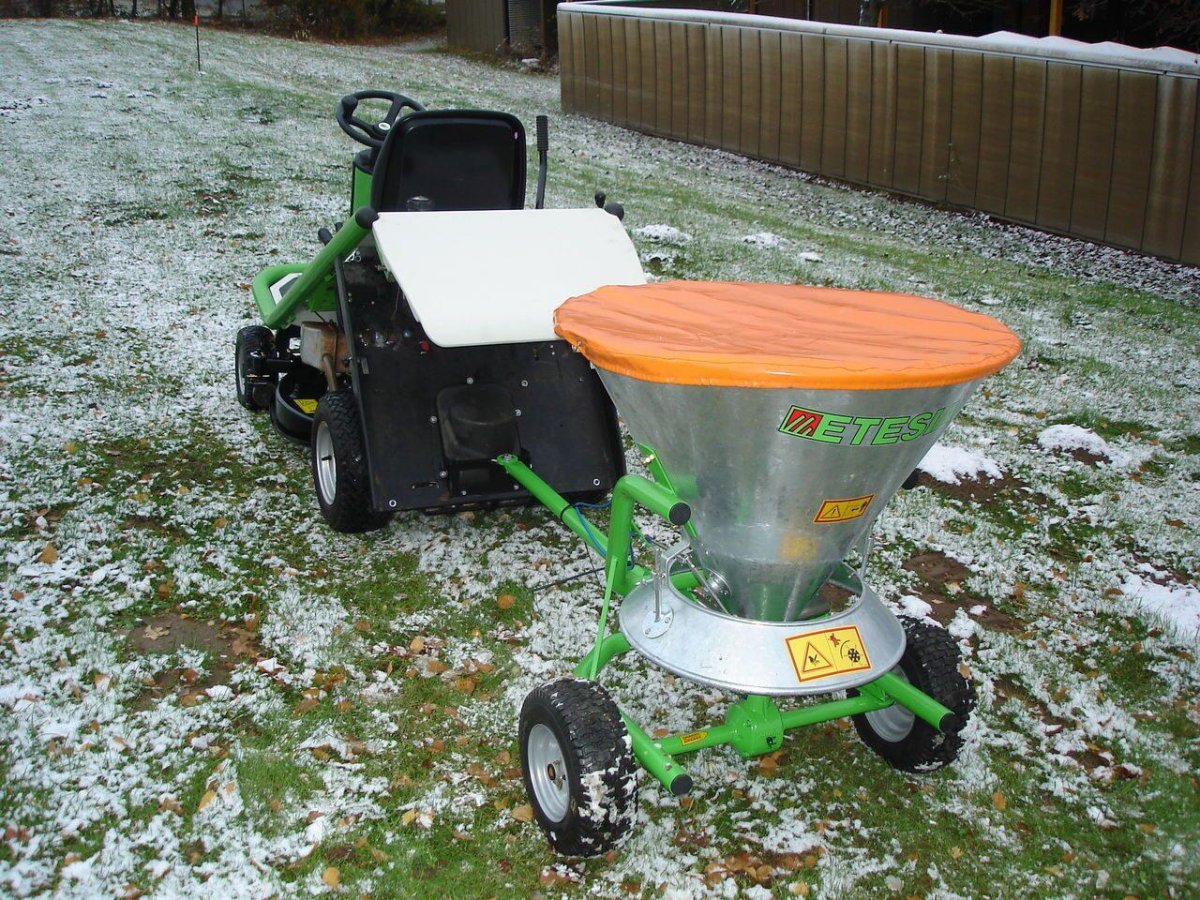 Разбрасыватель песка тракторный а-415