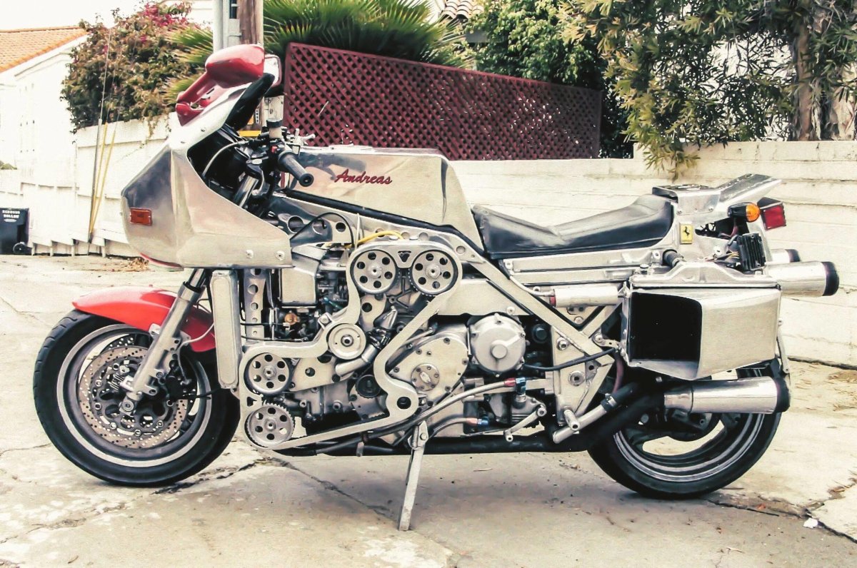 Мотоцикл с двигателем v8