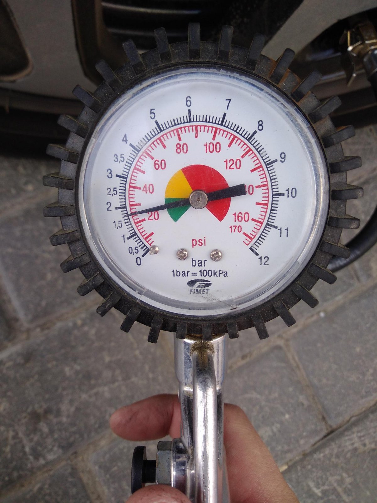 Давление 2 2 в шинах на манометре