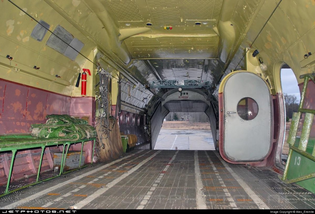 АН 12 грузовой отсек