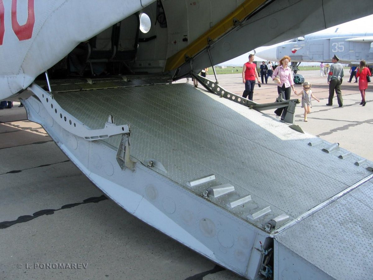 АН-26 грузовая рампа