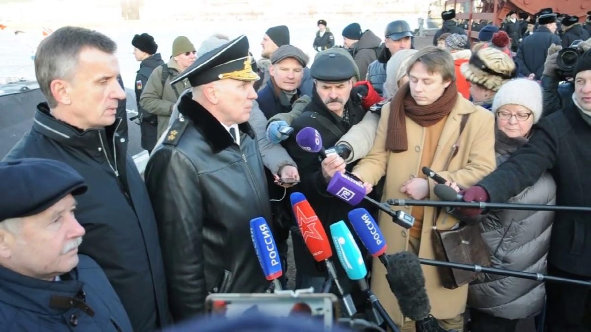 Подъем флага на подводной лодке Уфа