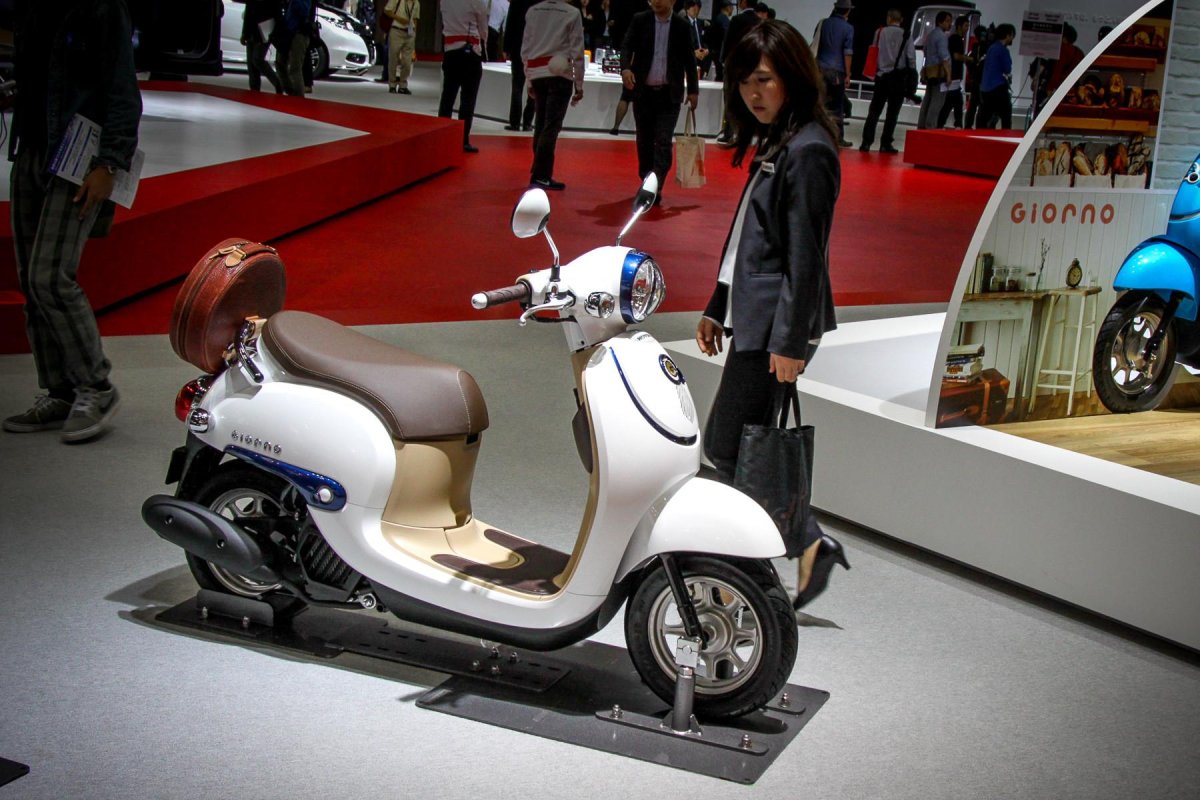 Мотороллеры в автосалоне