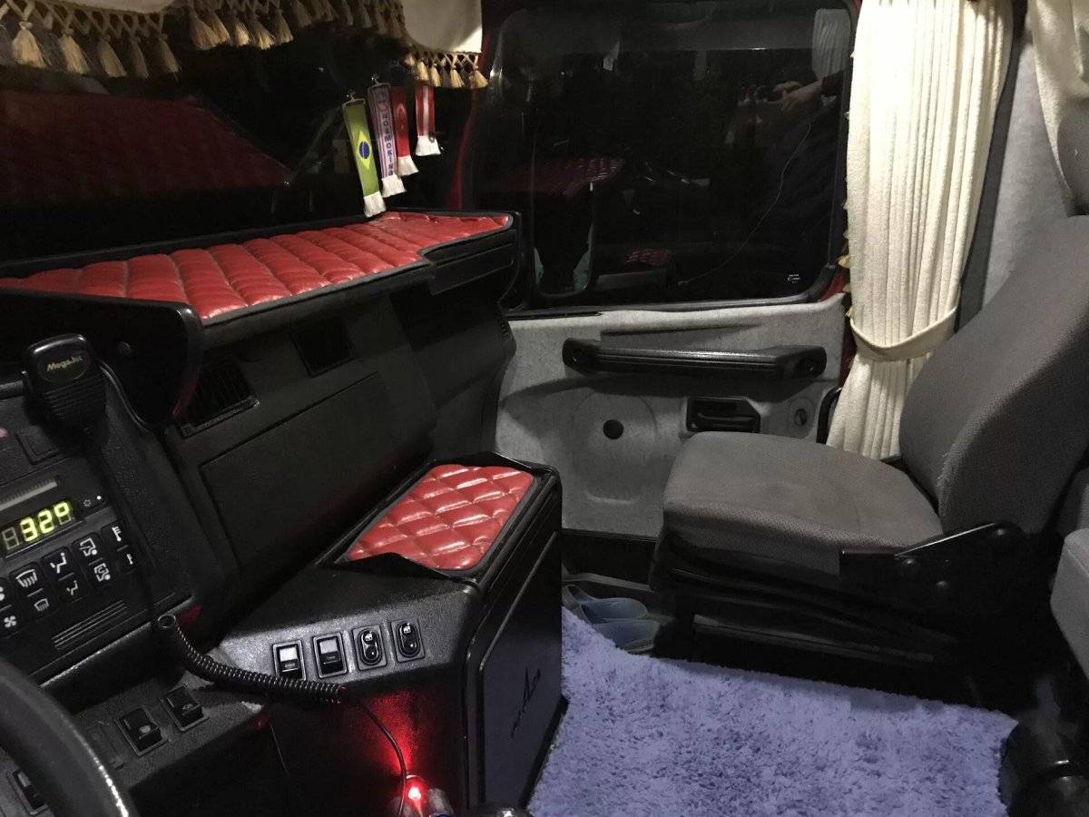 Полка на торпеду МАЗ 5440