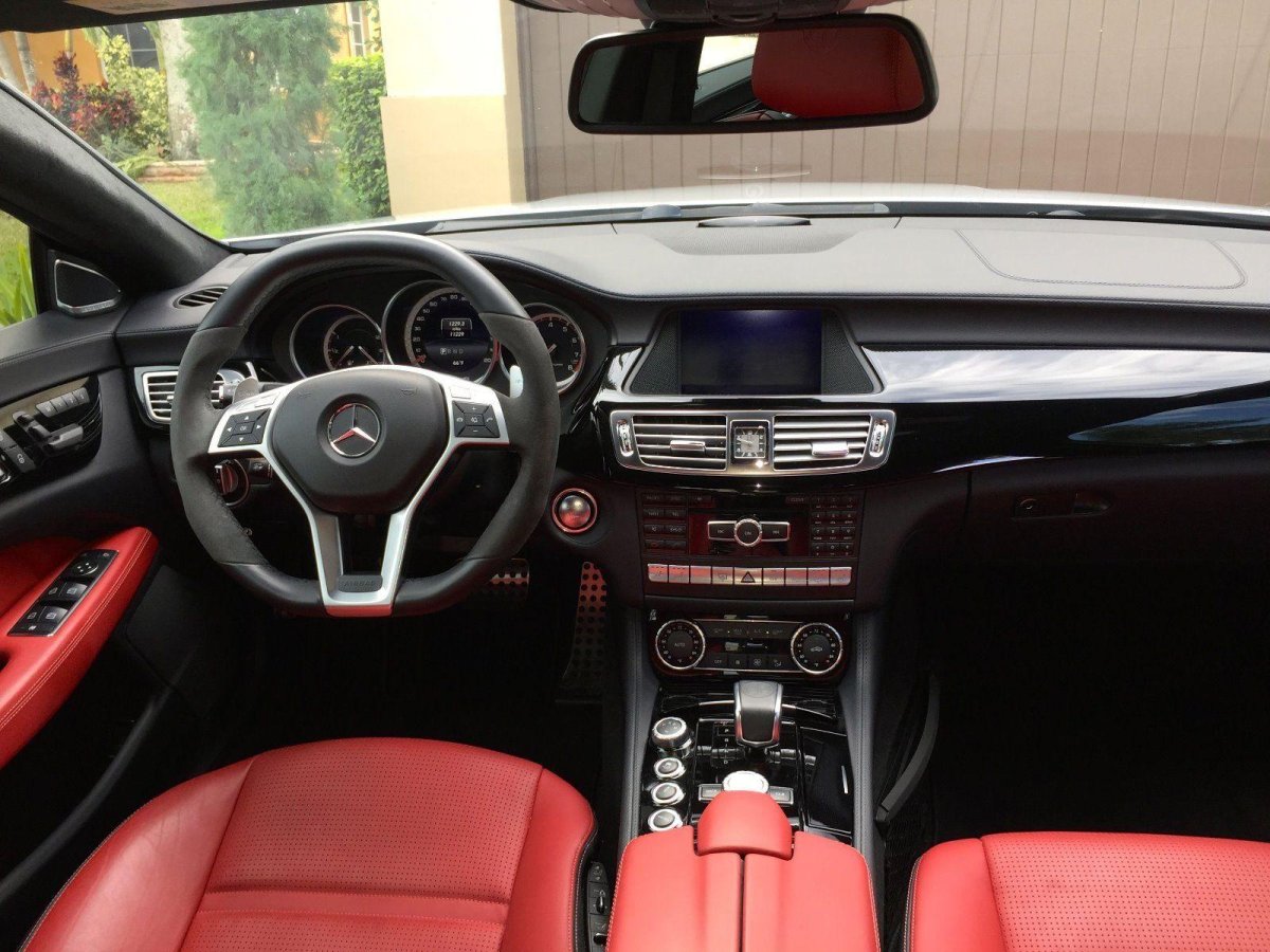Mercedes Benz CLS 63 AMG салон