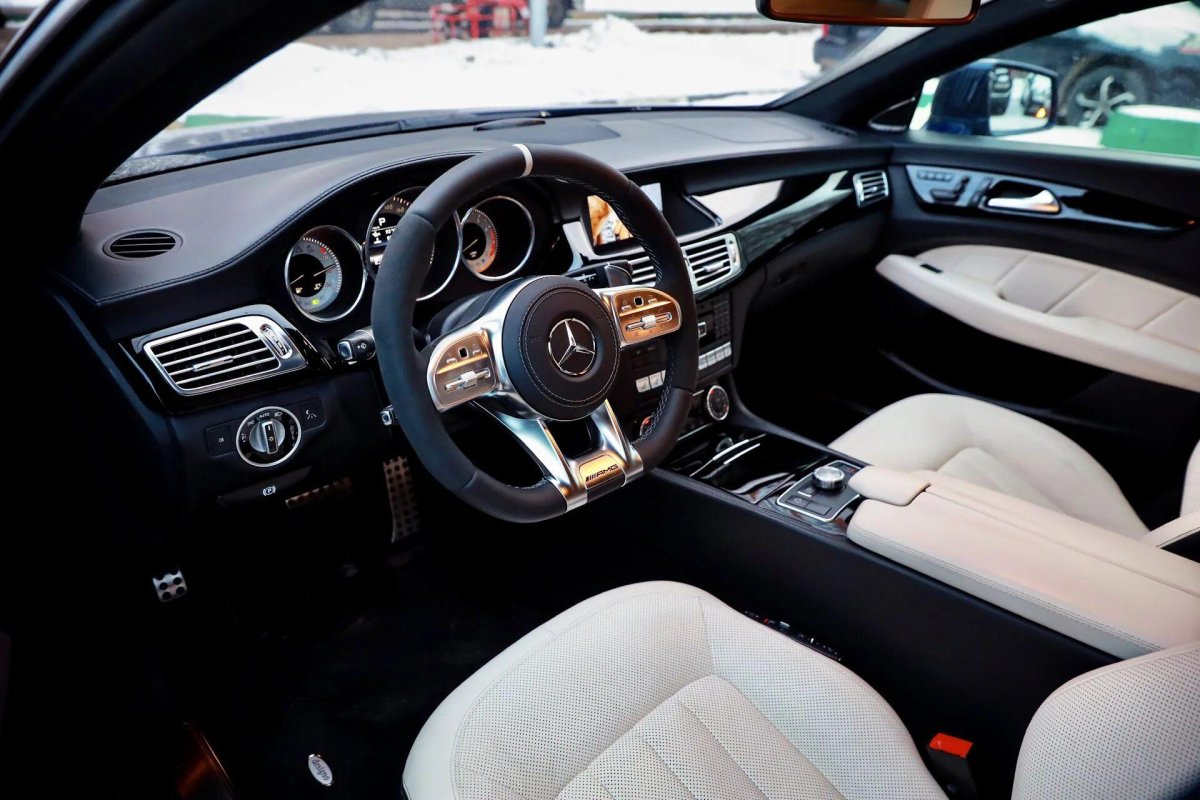 Mercedes CLS 63 AMG салон белый