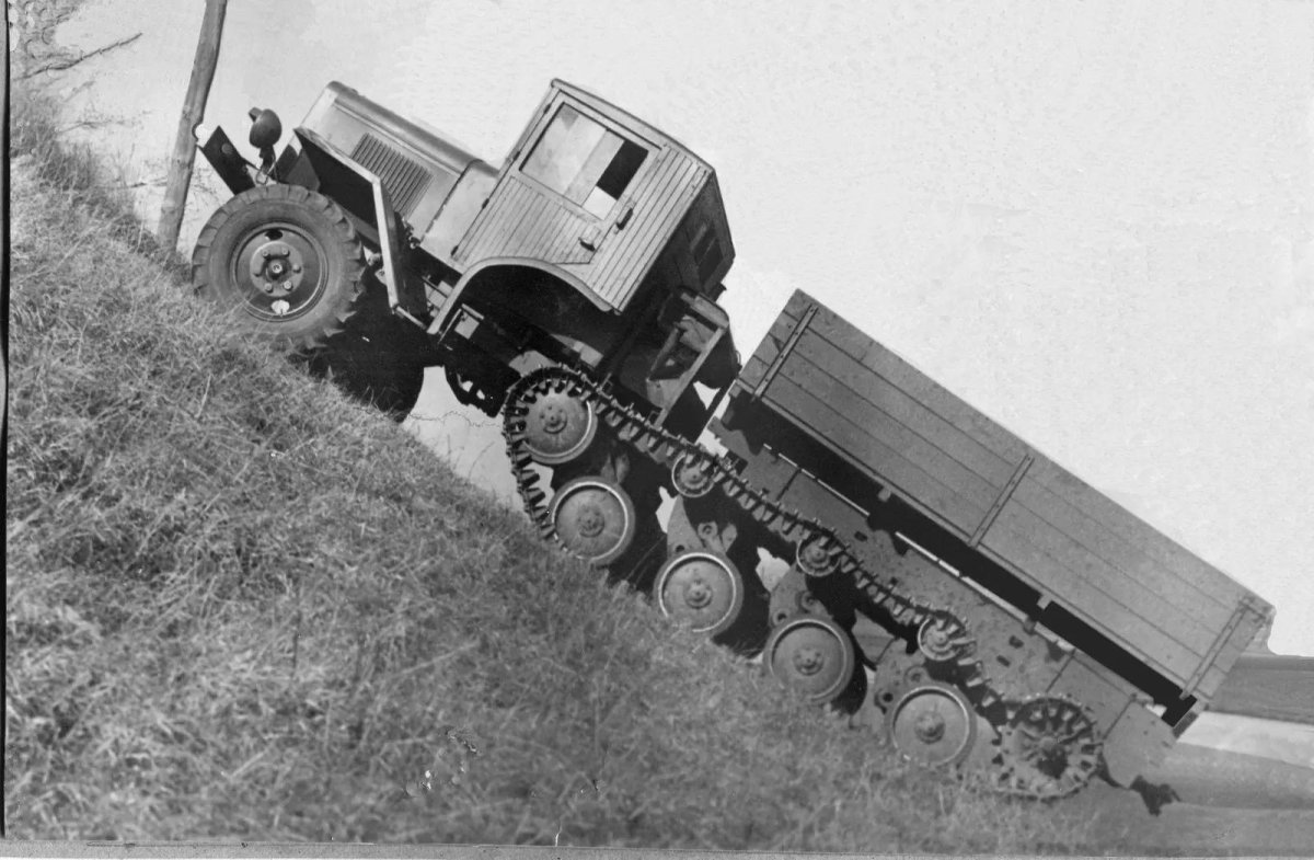 Артиллерийский тягач ЗИС-42