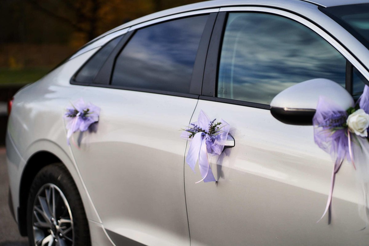 Современное украшение свадебной машины