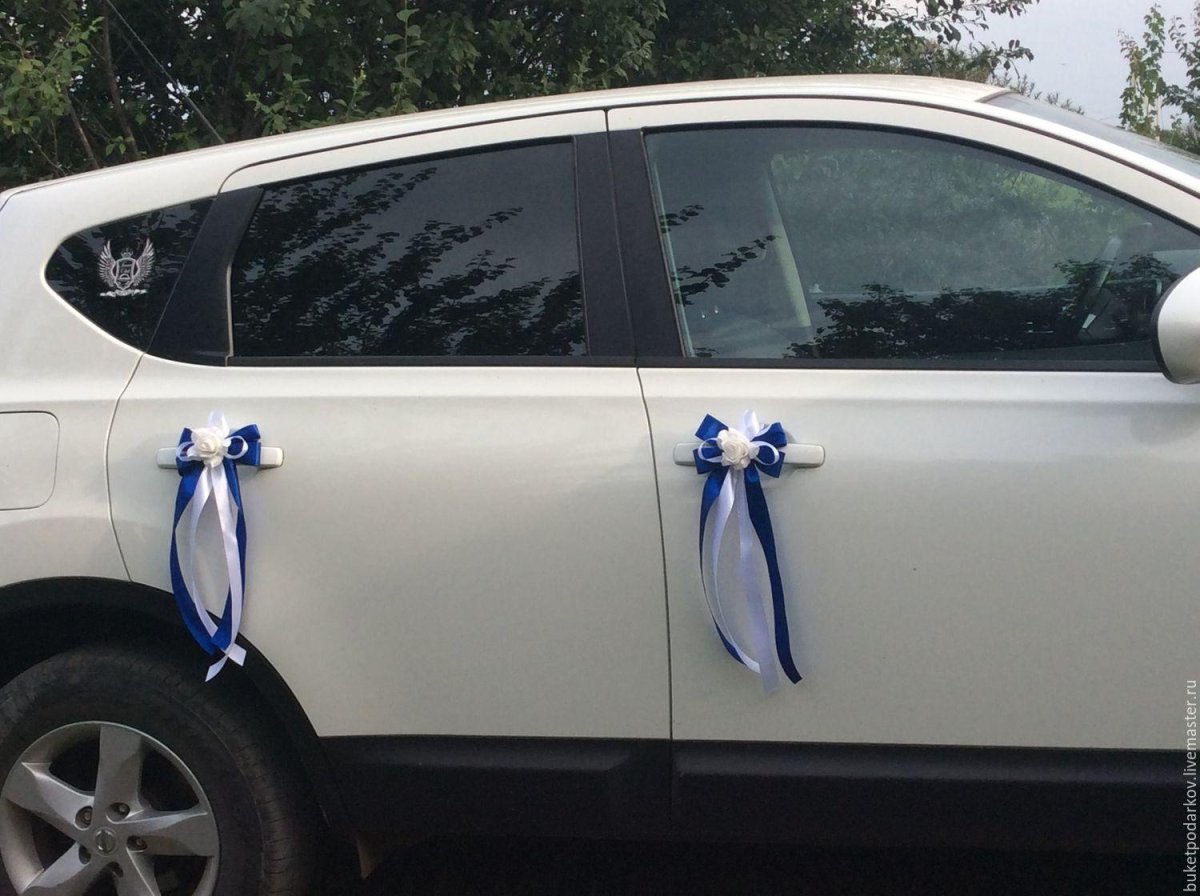 Украшение машины лентами