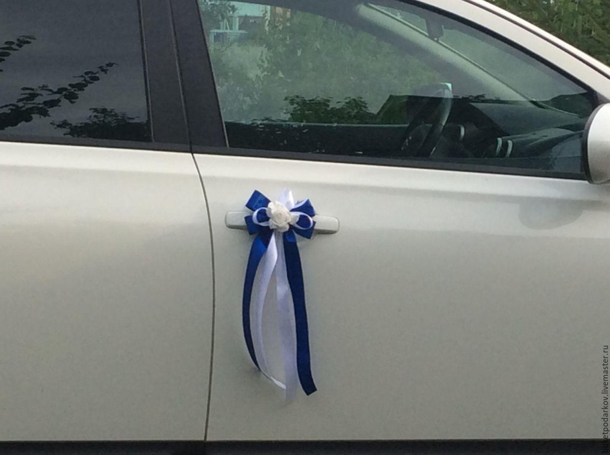 Украшение свадебной машины лентами