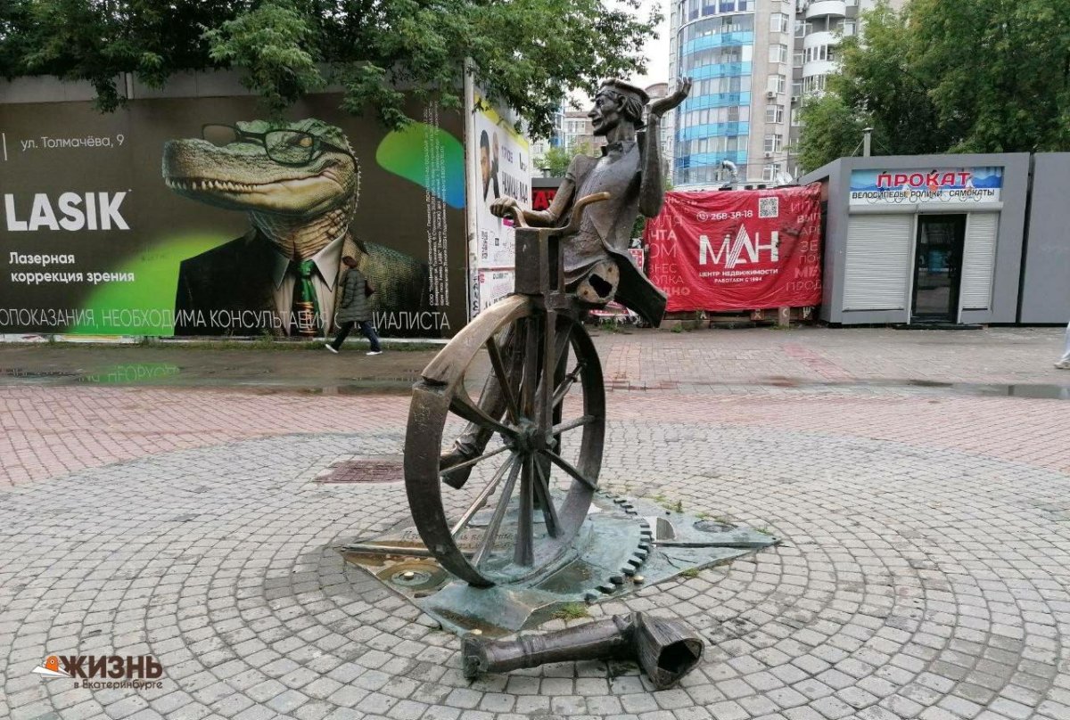 Памятник изобретателю велосипеда Ефиму Артамонову