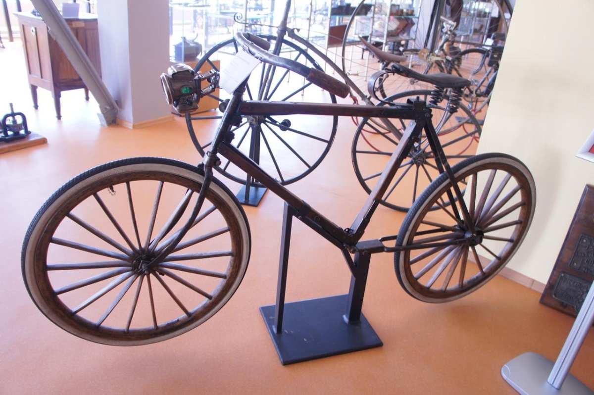 Самый первый велосипед деревянный