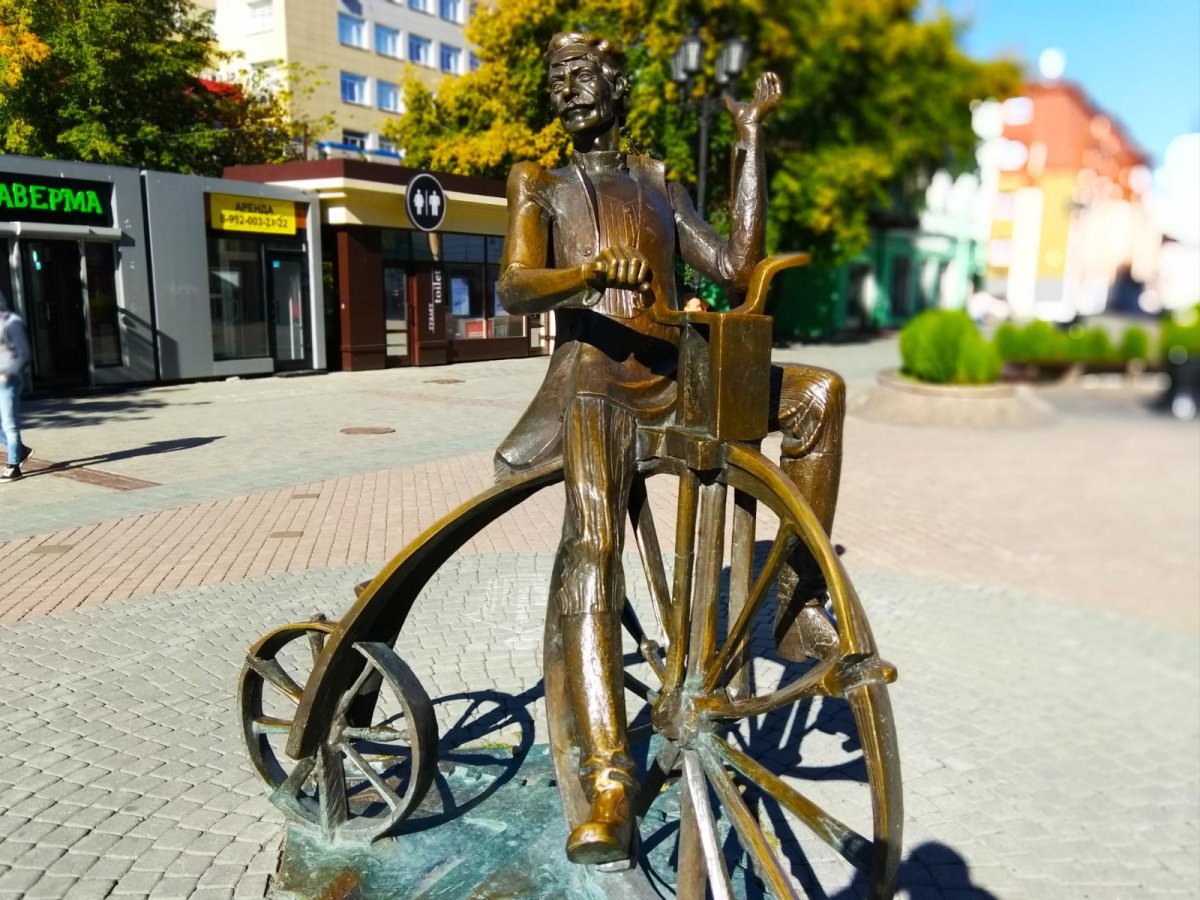 Памятник изобретателю велосипеда Ефиму Артамонову в Екатеринбурге