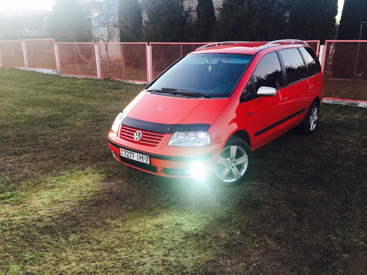 Фольксваген Шаран 2003 год красный