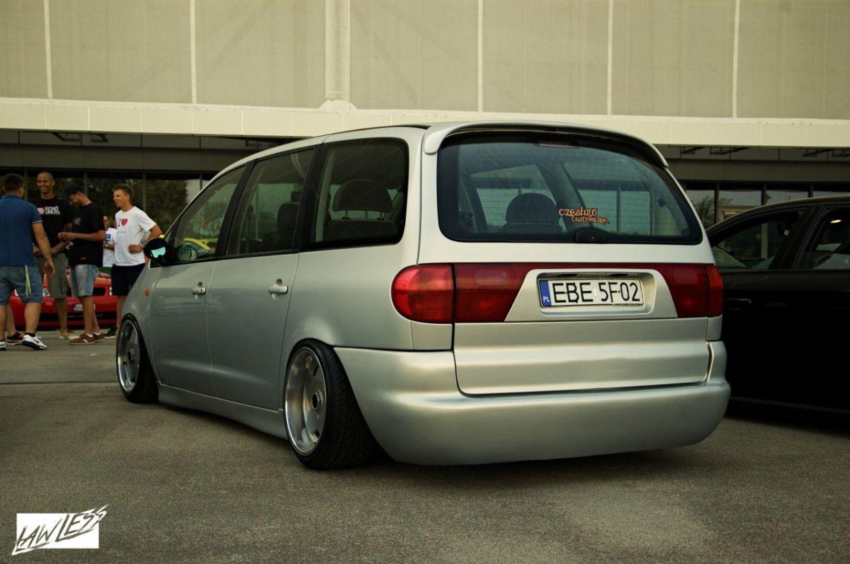 VW Sharan stance