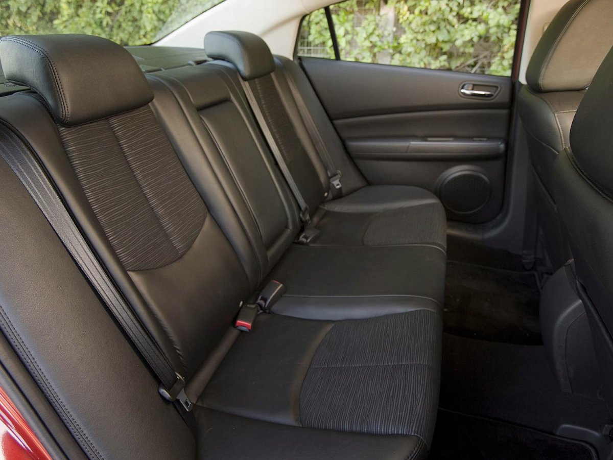 Мазда 6 2005 салон сзади