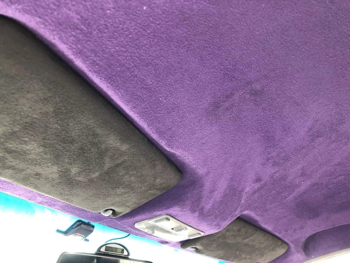 Фиолетовый потолок в машине