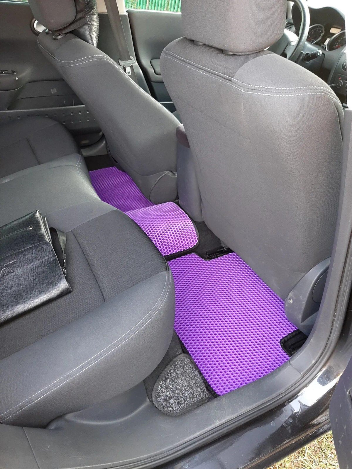 Фиолетовые коврики в машину
