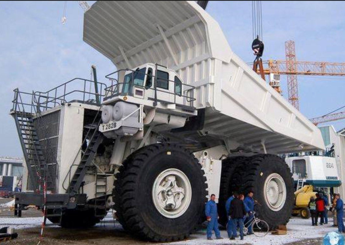 Карьерный самосвал Liebherr t282b