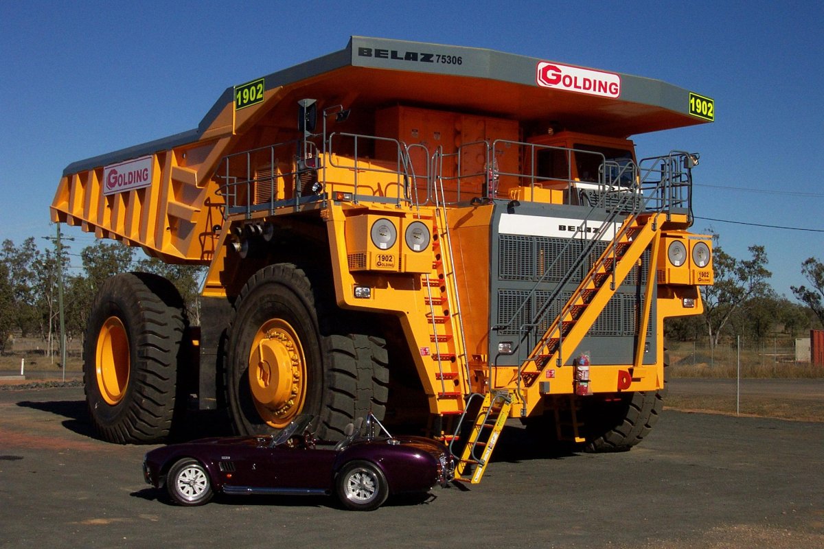 Карьерный самосвал Liebherr t282b