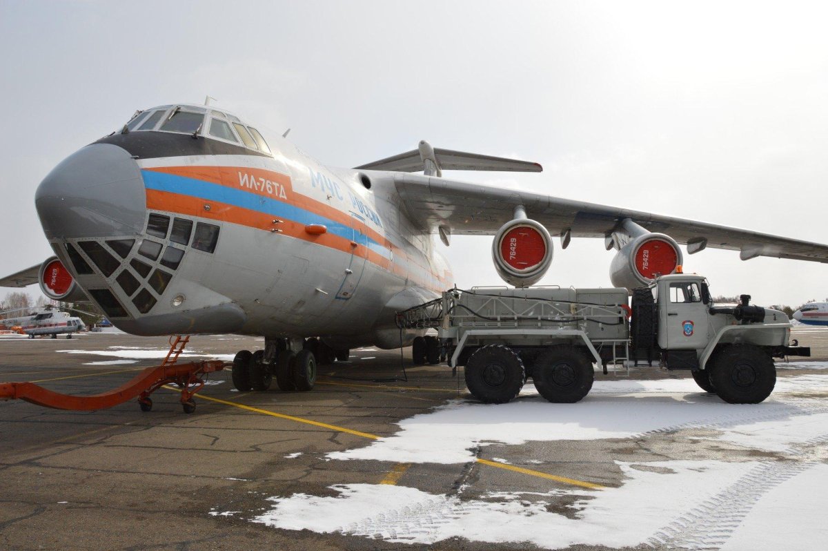Пожарный самолет ил-76