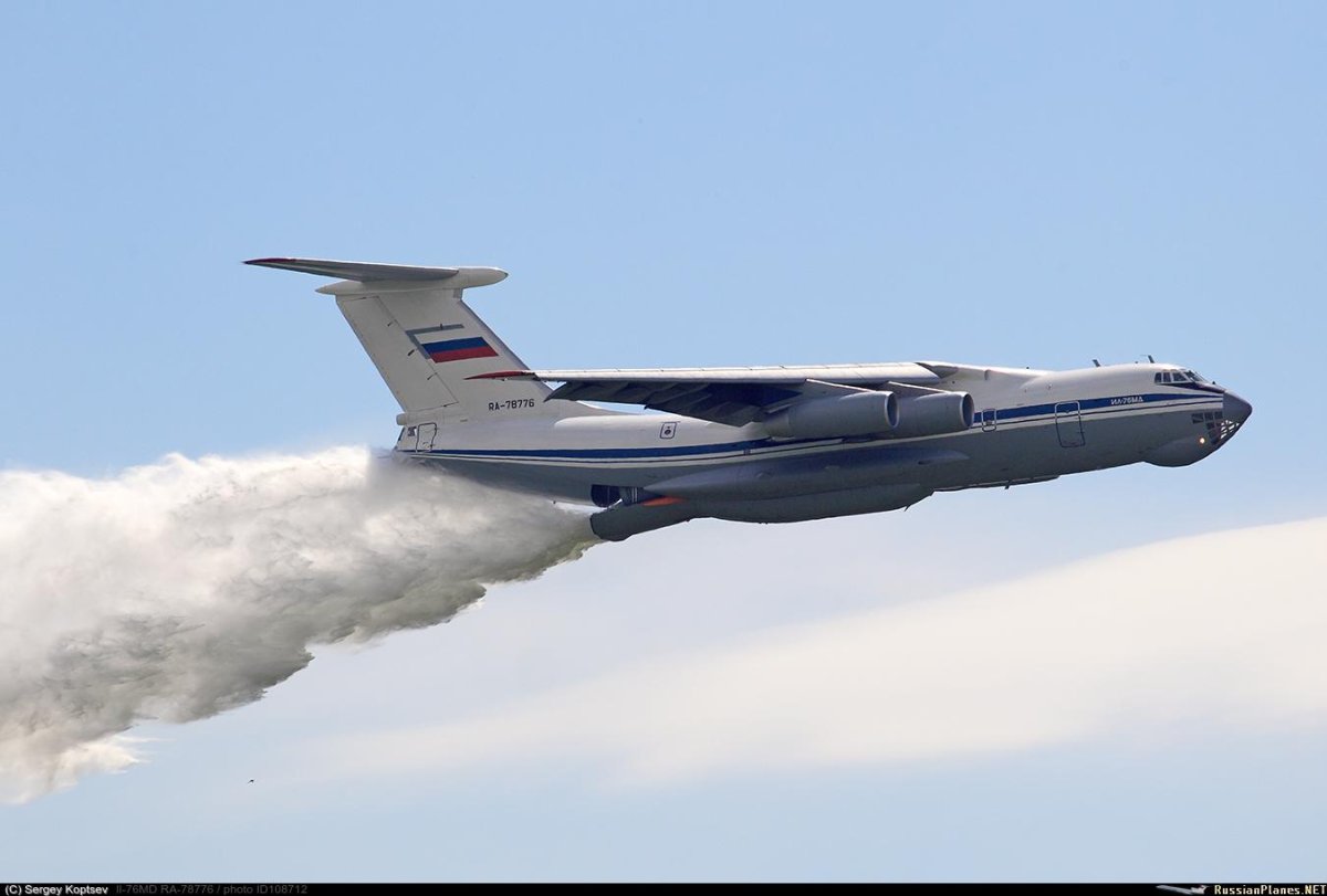 Пожарный самолет ил-76
