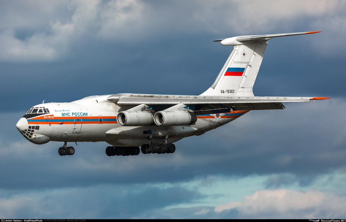 Самолет ил-76 МЧС России