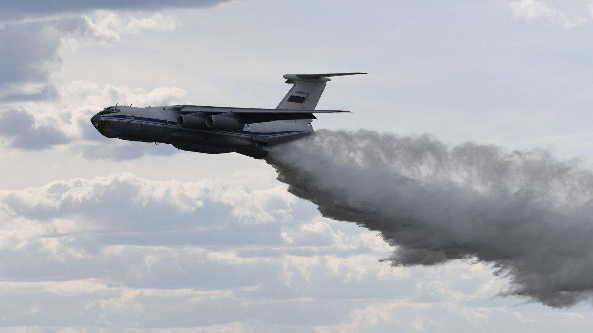 Самолет для тушения пожаров ил-76