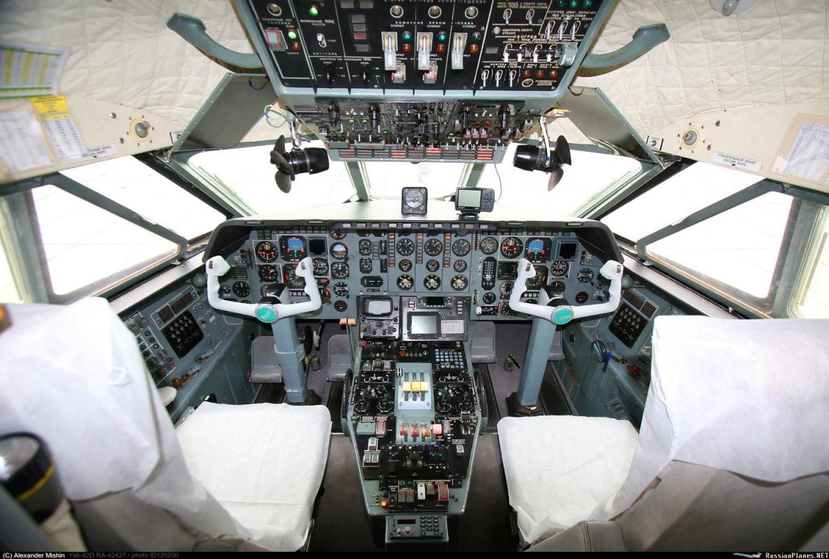 Як-40 кабина пилотов