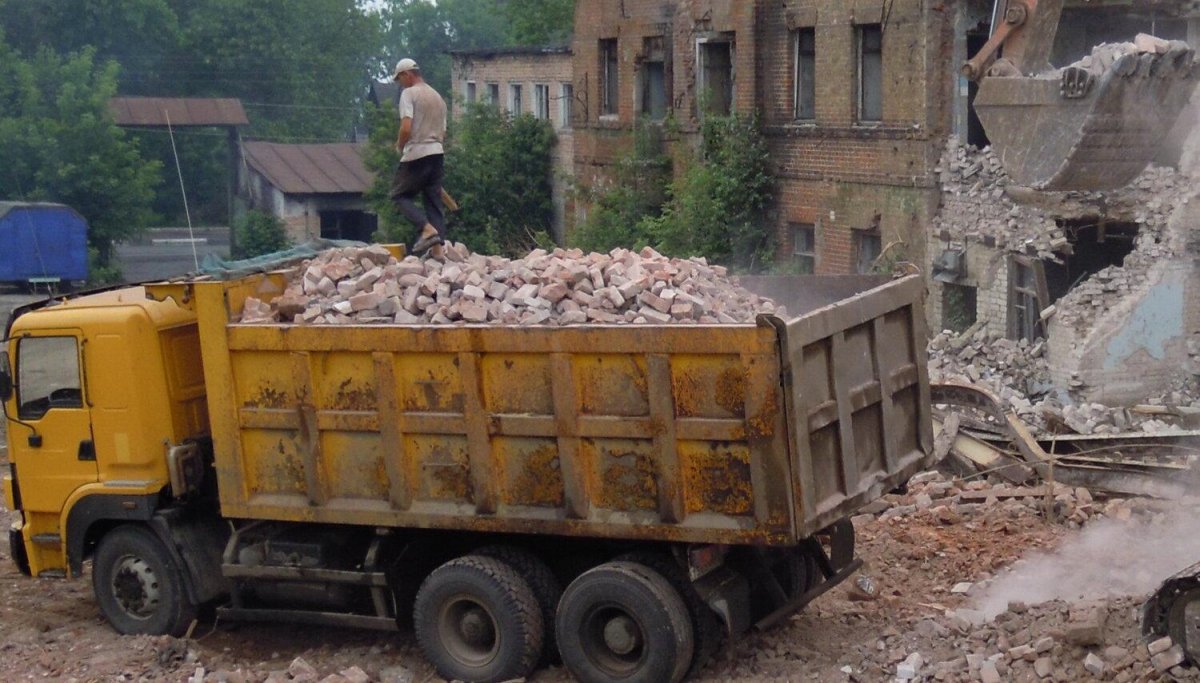 Самосвал с кирпичами