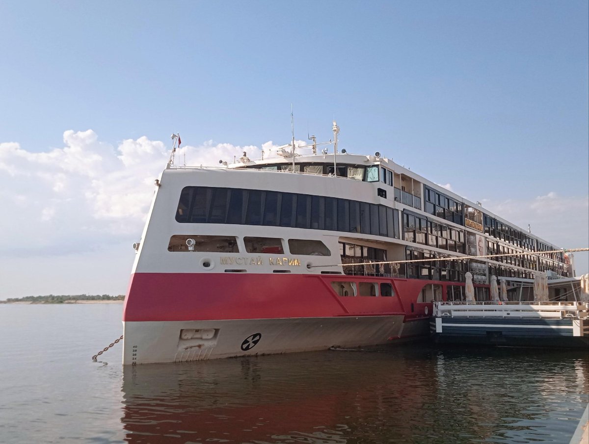 Круизный теплоход Мустай Карим