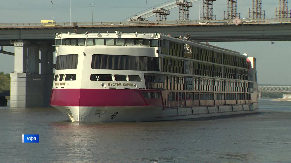 Круизный теплоход Мустай Карим