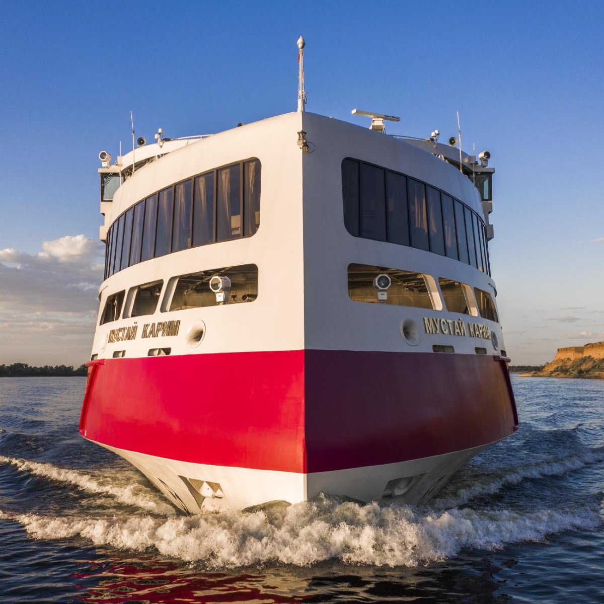 Мустафа Карим теплоходе