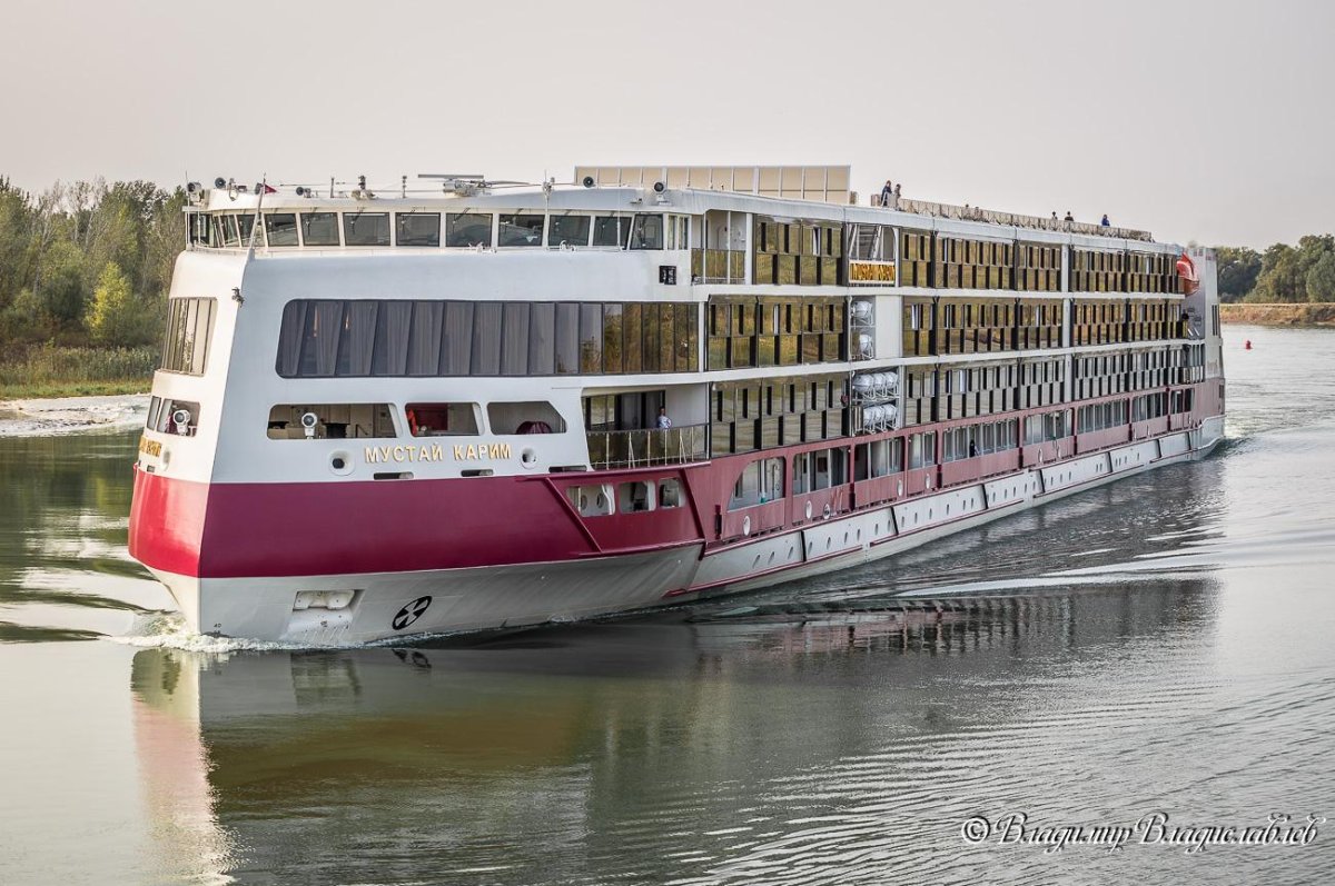 Круизный теплоход Мустай Карим