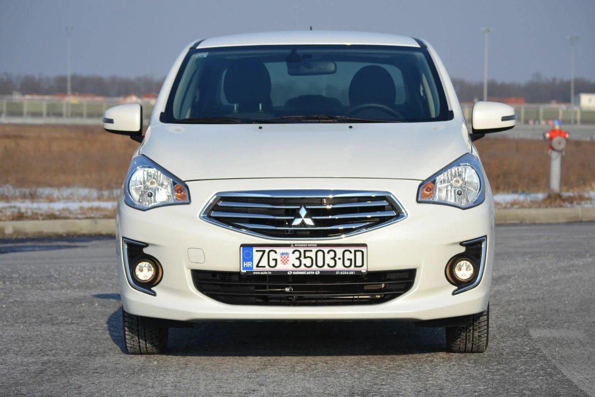 Mitsubishi Attrage 2015