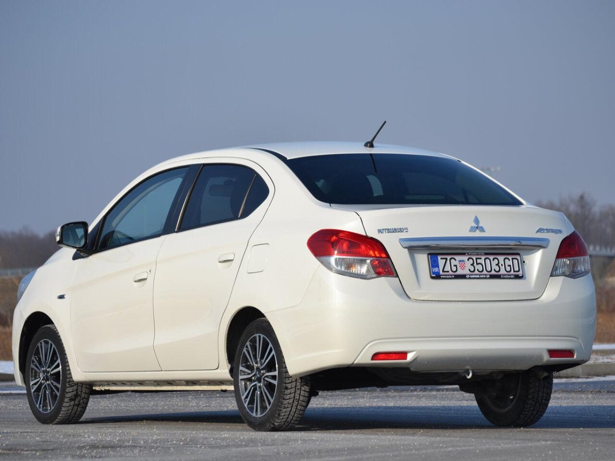 Mitsubishi Attrage 2015