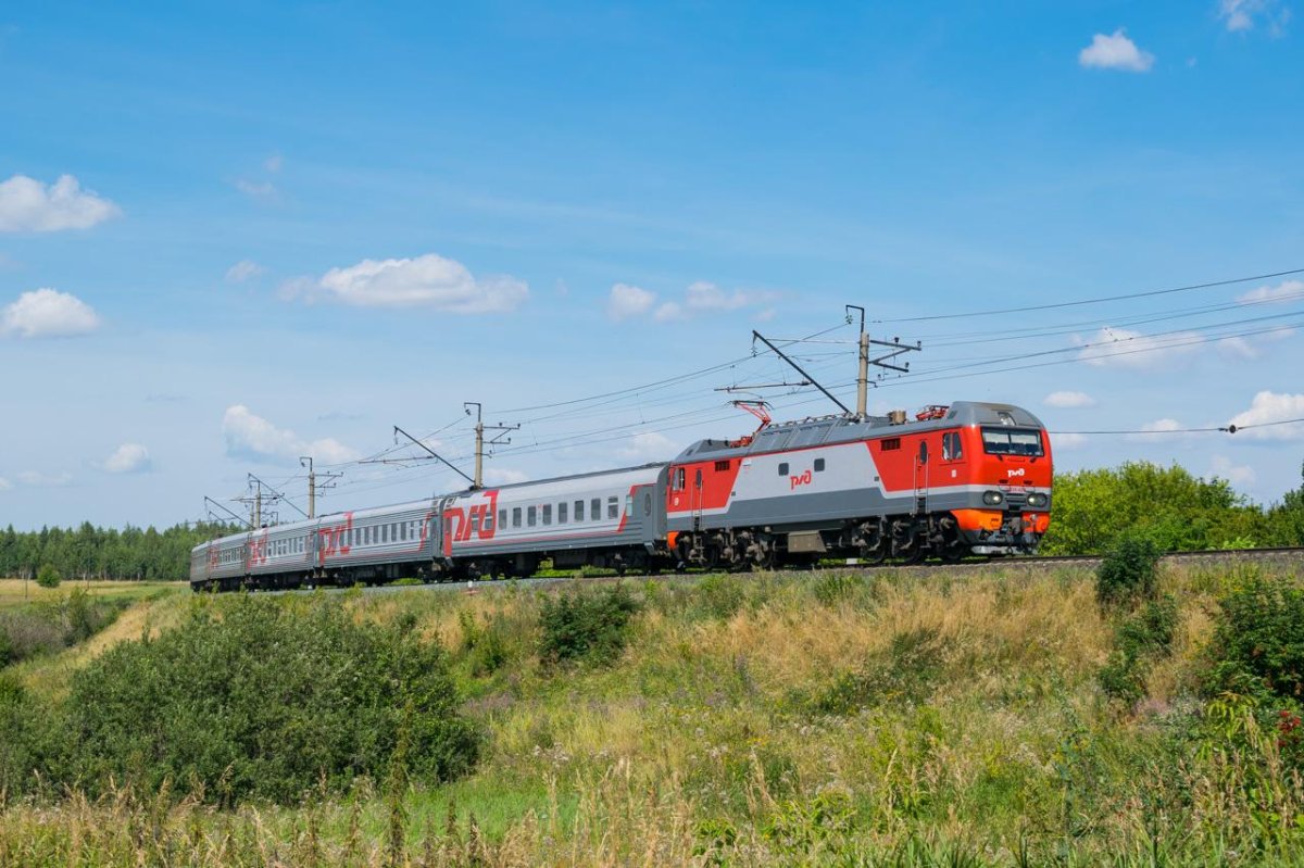 Эп2к с пассажирским поездом