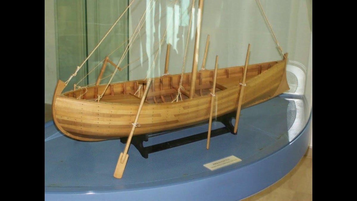 Старая деревянная лодка