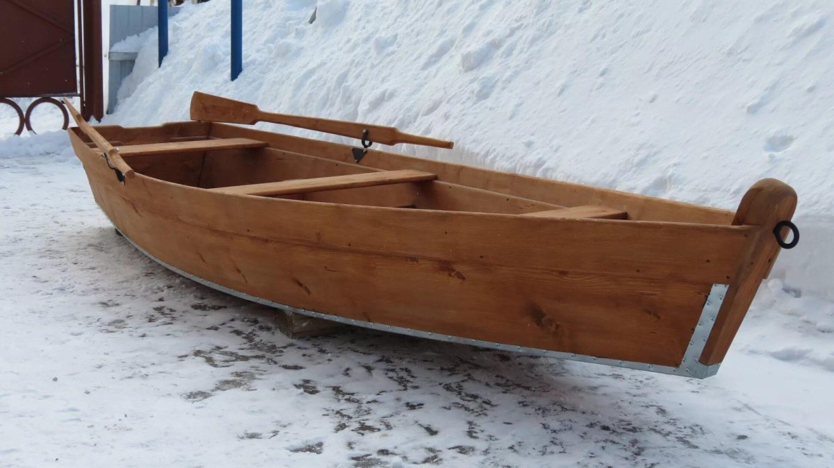 Деревянная прогулочная лодка